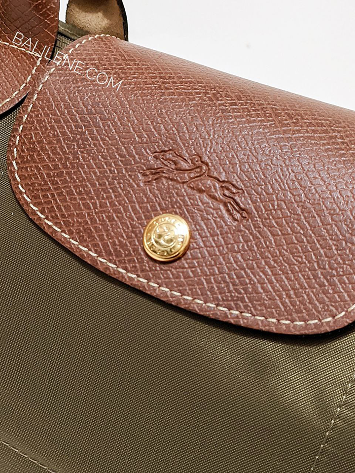 Longchamp-Le-Pliage-Original-Top-Handle-Bag-Khaki-Army-Balilene-detail-logo