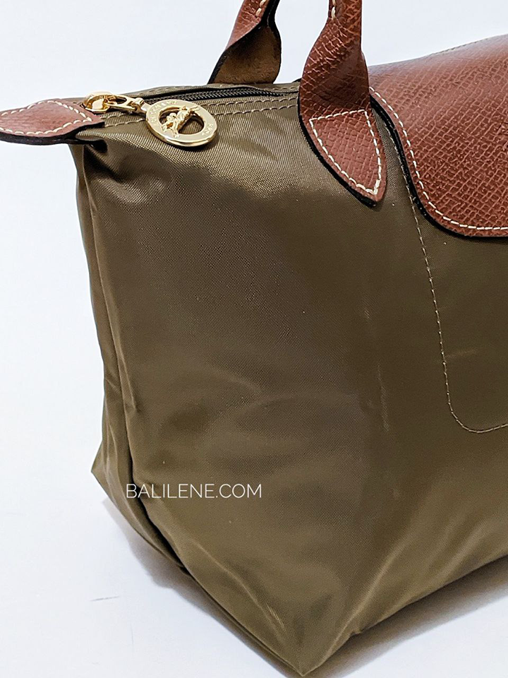 Longchamp-Le-Pliage-Original-Top-Handle-Bag-Khaki-Army-Balilene-detail-samping