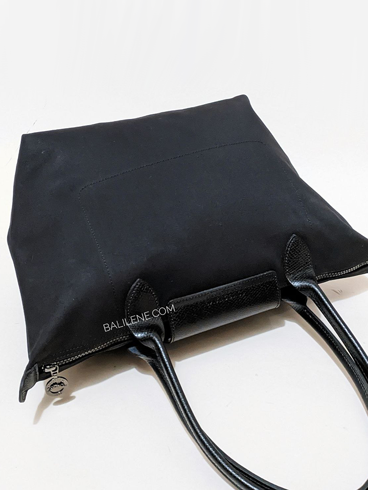 Longchamp-Le-Pliage-Stamp-Shoulder-Bag-Small-Black-White-Balilene-detail-belakang