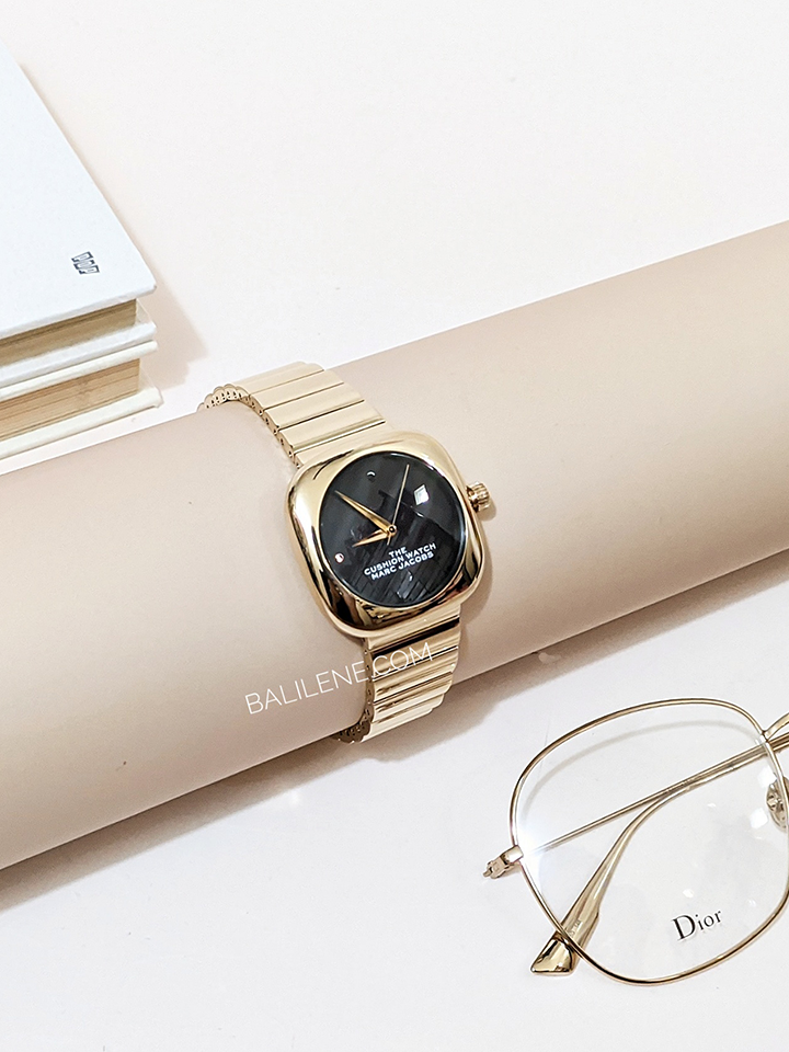 Marc-Jacobs-20179298-The-Cushion-Black-Dial-Gold-Bracelet-Watch-Balilene-detail-depan1