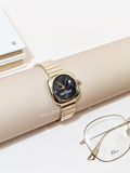 Marc-Jacobs-20179298-The-Cushion-Black-Dial-Gold-Bracelet-Watch-Balilene-detail-depan1