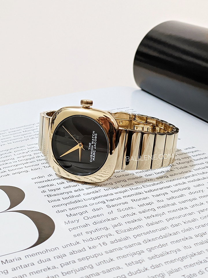 Marc-Jacobs-20179298-The-Cushion-Black-Dial-Gold-Bracelet-Watch-Balilene-detail-depan