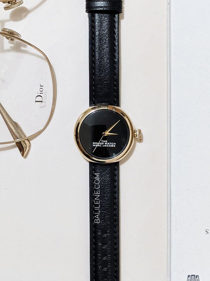 Marc-Jacobs-MJ0120179282-The-Round-Leather-Strap-Watch-Black-Balilene-detail-depan