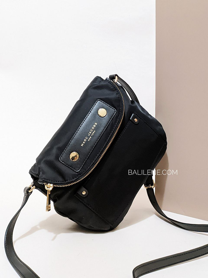 Marc-Jacobs-Preppy-Nylon-Natasha-Mini-Crossbody-Bag-Black-Balilene-detail-depan