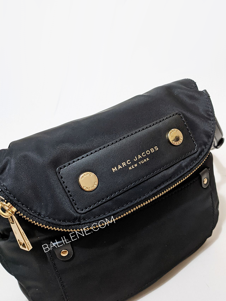 Marc-Jacobs-Preppy-Nylon-Natasha-Mini-Crossbody-Bag-Black-Balilene-detail-logo