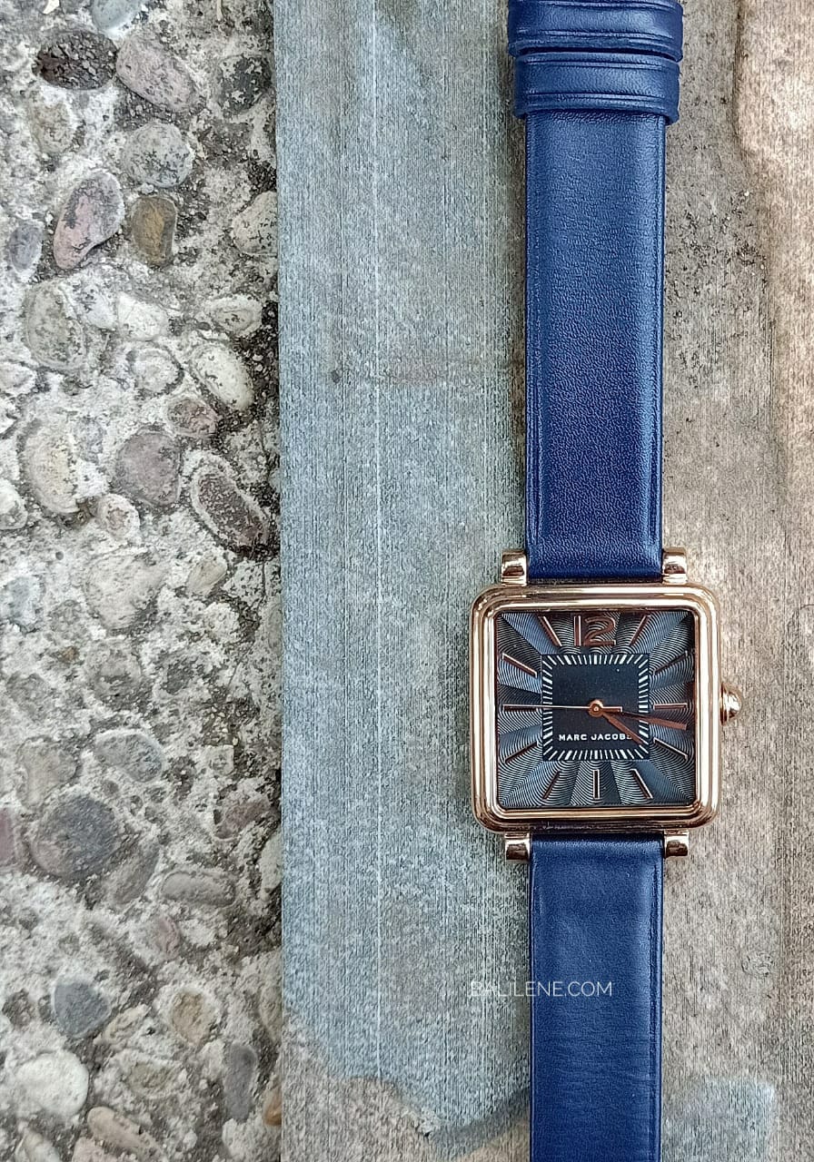 Marc Jacobs Mj1523 Vic Black Dial Navy Leather Ladies Watch