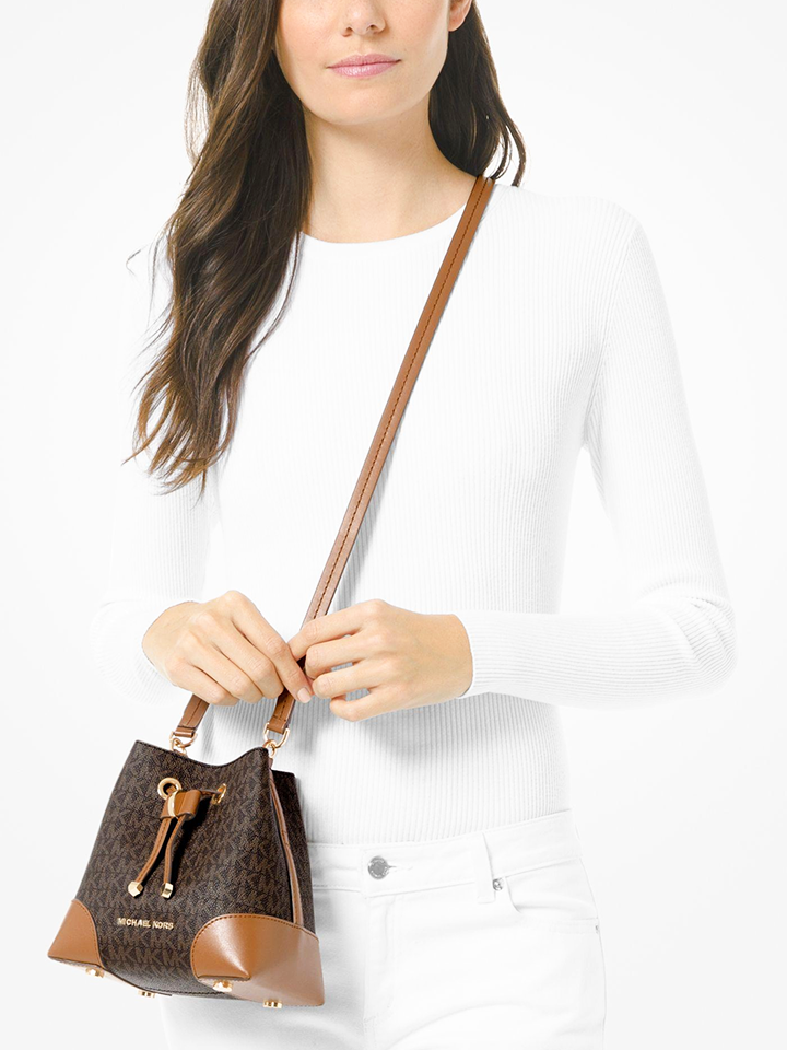 Michael-Kors-32S0GZ5C0B-Mercer-Gallery-Extra-Small-Color-Block-Logo-Crossbody-Bag-Brown-Acorn-Balilene-onmodel