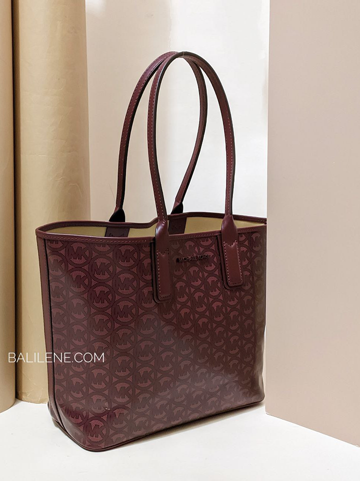 Michael kors bag with 2025 signature