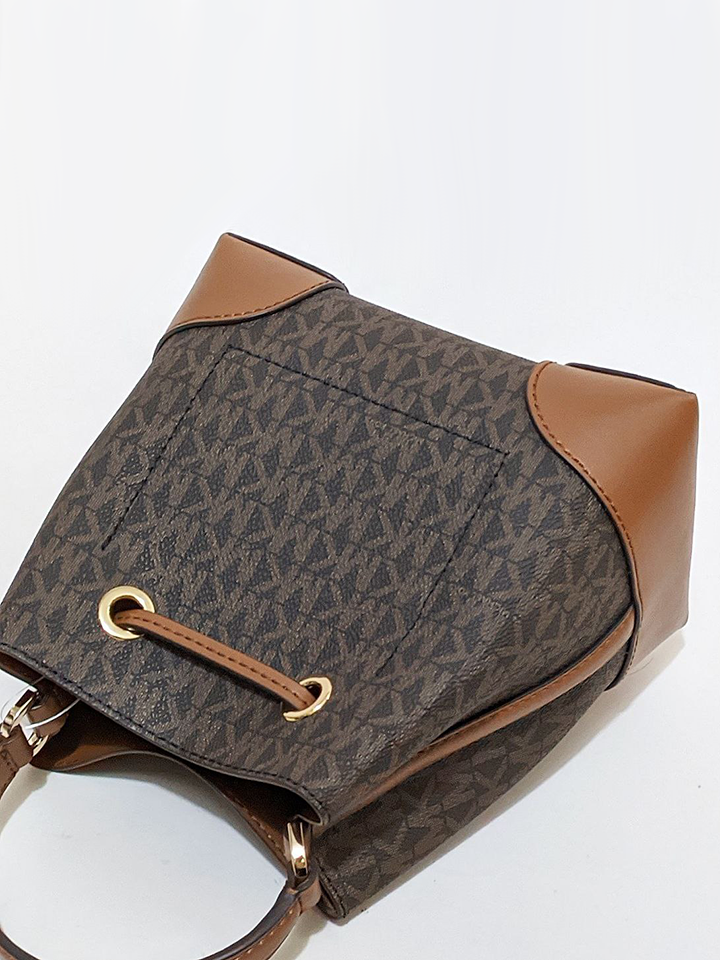 Michael-Kors-Mercer-Small-Drawstring-Bucket-Brown-Balilene-detail-belakang