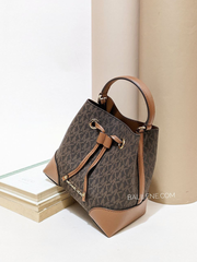 Michael-Kors-Mercer-Small-Drawstring-Bucket-Brown-Balilene-detail-depan
