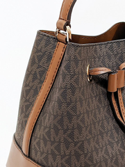 Michael-Kors-Mercer-Small-Drawstring-Bucket-Brown-Balilene-detail-samping