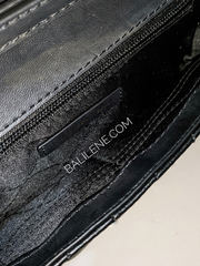 Michael-Kors-Rose-Medium-Elongated-Clutch-Black-Balilene-detail-dalam