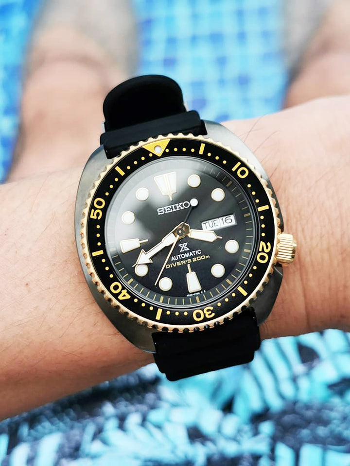 Seiko Prospex SRPD46K1 Black Turtle Gold Ring Edition Automatic balilene detail pakai