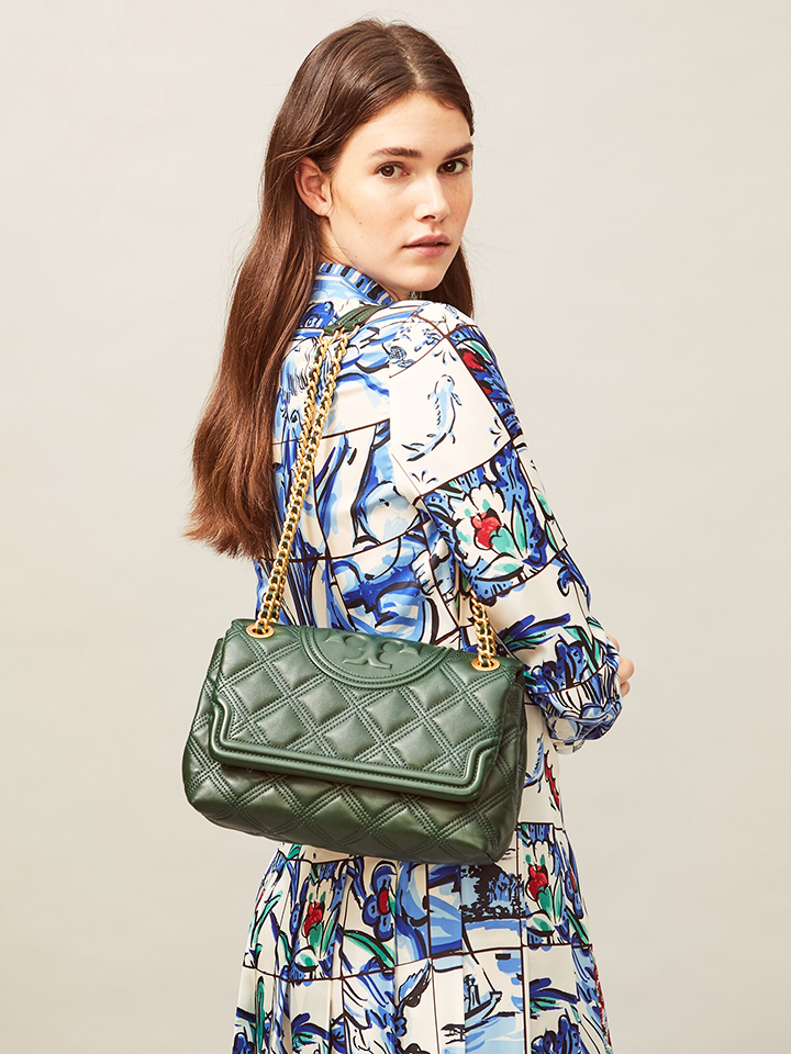    Tory-Burch-56716-Fleming-Soft-Convertible-Shoulder-Bag-Pine-Tree-Balilene-onmodel