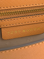 Tory-Burch-63982-Emerson-Mini-Shoulder-Bag-Cardamom-Balilene-detaillogo