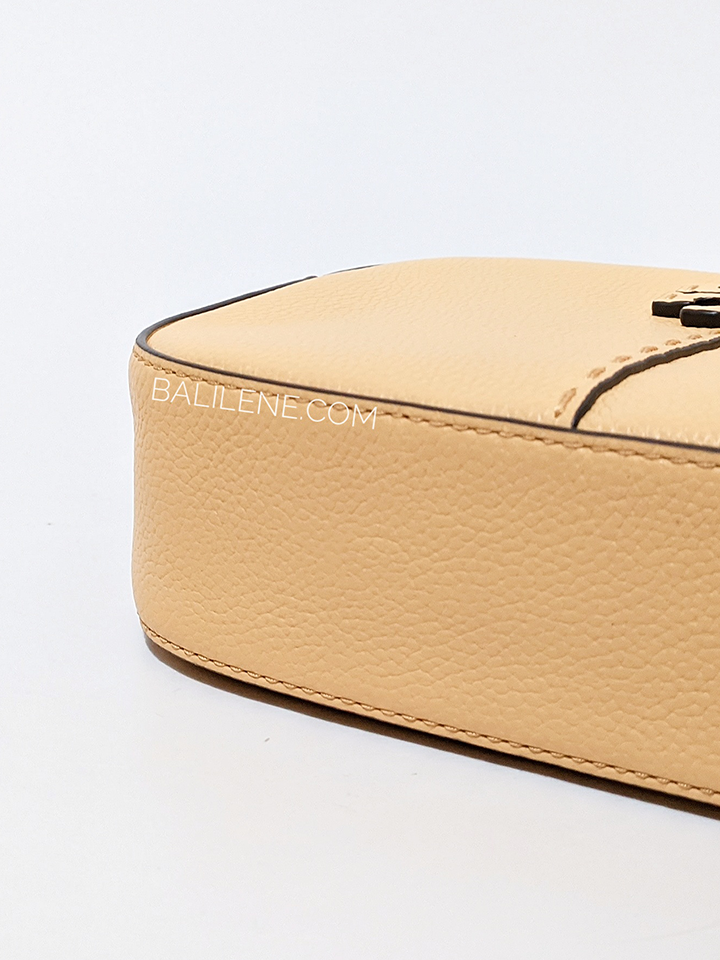 Tory-Burch-64447-McGraw-Camera-Bag-Jackfruit-Balilene-detail-bawah