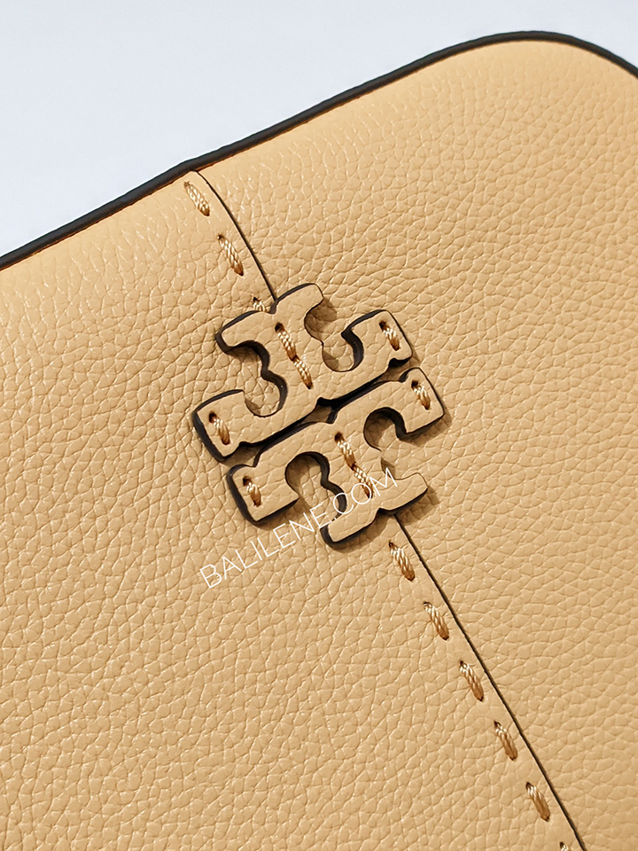Tory-Burch-64447-McGraw-Camera-Bag-Jackfruit-Balilene-detail-logo