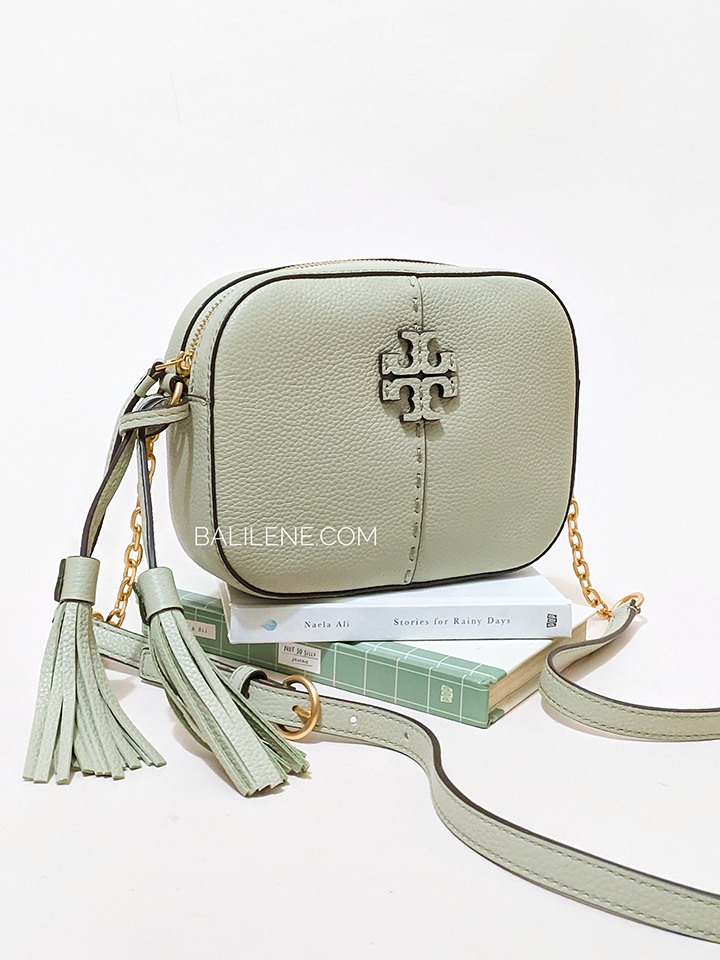 Tory-Burch-64447-McGraw-Camera-Bag-Pine-Frost-Balilene-detail-depan