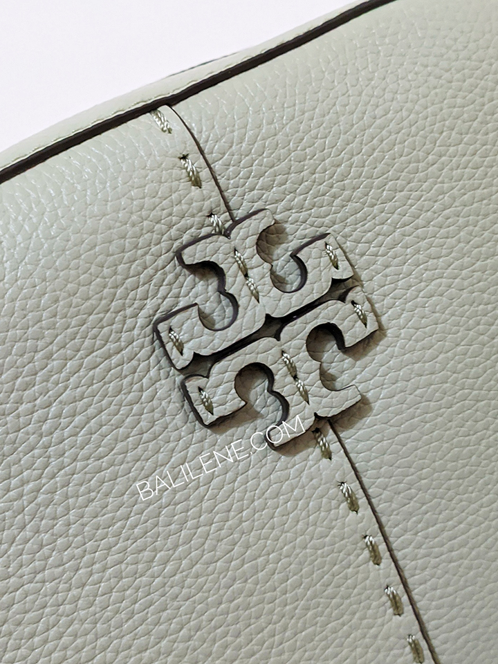    Tory-Burch-64447-McGraw-Camera-Bag-Pine-Frost-Balilene-detail-logo