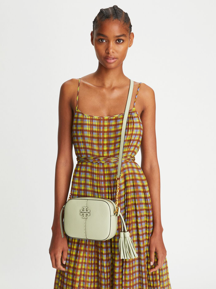 Tory-Burch-64447-McGraw-Camera-Bag-Pine-Frost-Balilene-onmodel