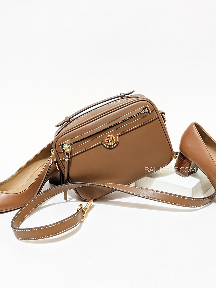    Tory-Burch-80505-T-Monogram-Leather-Camera-Bag-Moose-Balilene-detail