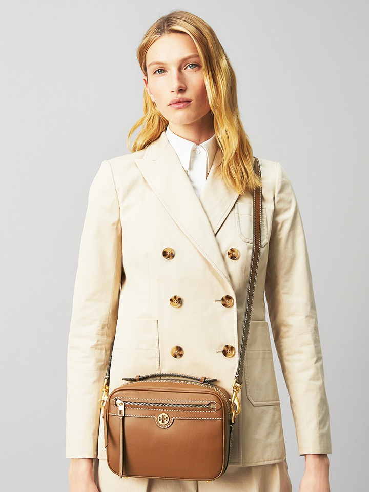     Tory-Burch-80505-T-Monogram-Leather-Camera-Bag-Moose-Balilene-onmodel