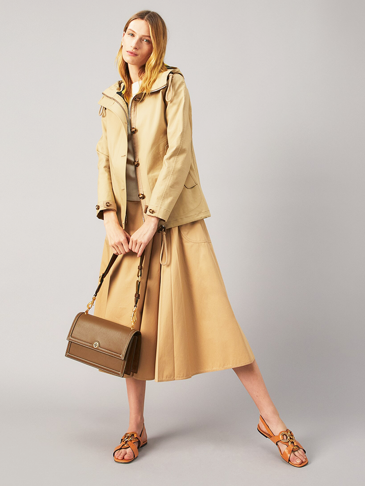 Tory-Burch-80766-T-Monogram-Leather-Shoulder-Bag-Moose-Balilene-onmodel1