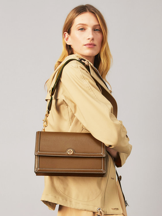 Tory-Burch-80766-T-Monogram-Leather-Shoulder-Bag-Moose-Balilene-onmodel
