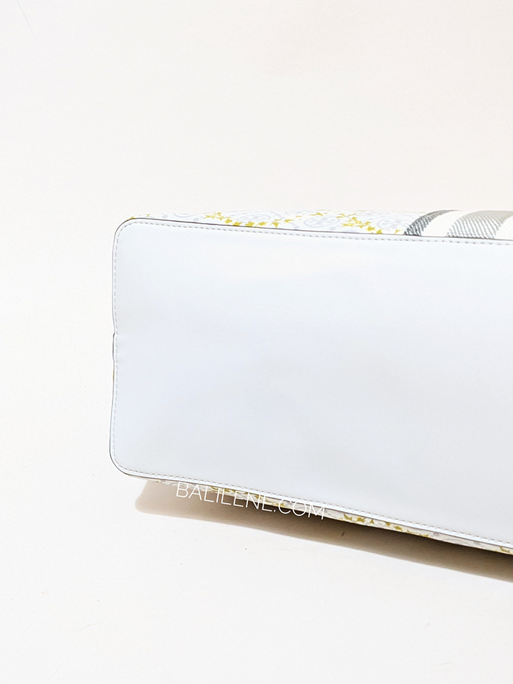 Tory-Burch-82593-T-Monogram-Canvas-Floral-Vine-Top-Zip-Tote-Ivory-Balilene-detail-bawah