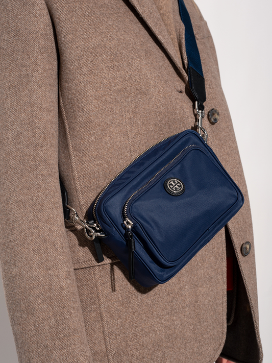 Tory-Burch-84996-Virginia-Mini-Crossbody-Royal-Navy-Balilene-onmodel