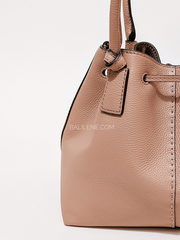    Tory-Burch-85119-McGraw-Small-Drawstring-Satchel-Meadowsweet-Balilene-belakang