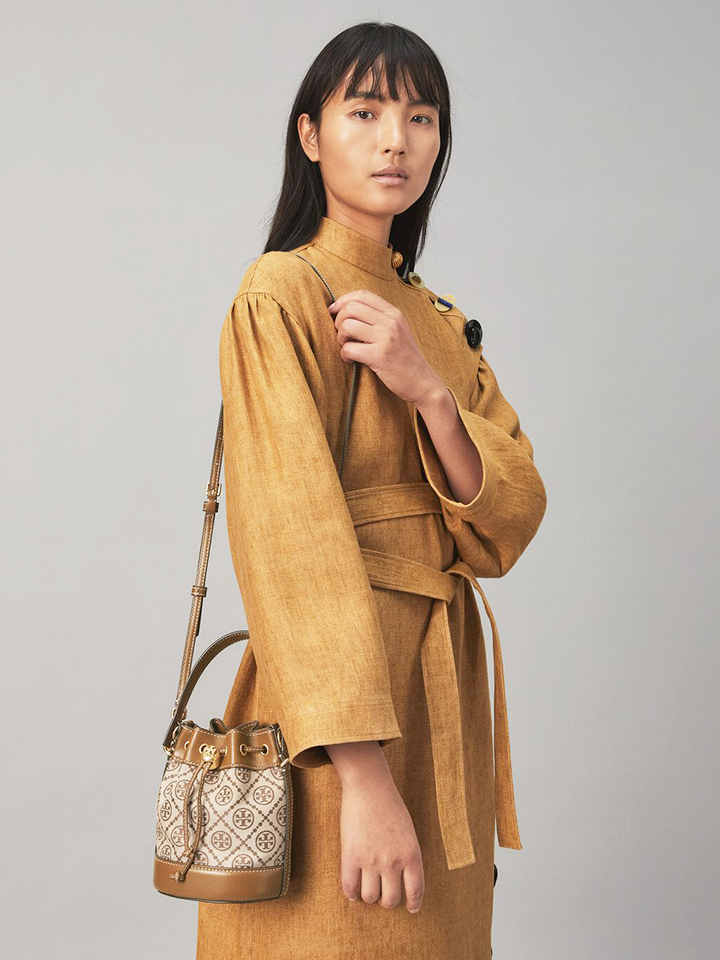 Tory-Burch-87961-T-Monogram-Jacquard-Mini-Bucket-Bag-Hazelnut-Brown-Balilene-onmodel