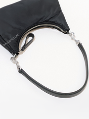 Tory-Burch-88885-Mercer-Small-Nylon-Crescent-Bag-Black-Balilene-detail-belakang