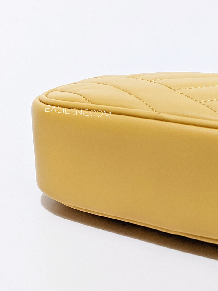 Tory-Burch-90450-Kira-Chevron-Small-Camera-Bag-Golden-Sunset-Balilene-detail-bawah