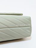 Tory-Burch-90452-Kira-Chevron-Small-Convertible-Shoulder-Bag-Pine-Frost-Balilene-detail-bawah