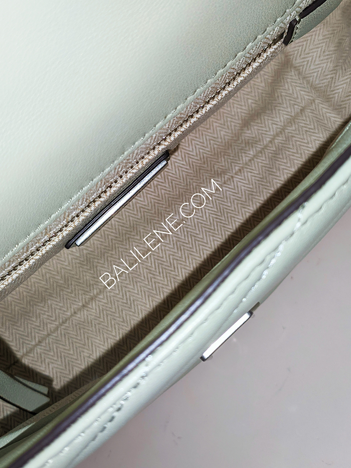 Tory-Burch-90452-Kira-Chevron-Small-Convertible-Shoulder-Bag-Pine-Frost-Balilene-detail-dalam
