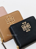 Tory-Burch-Britten-Medium-Wallet-Black-Balilene-detail-logo