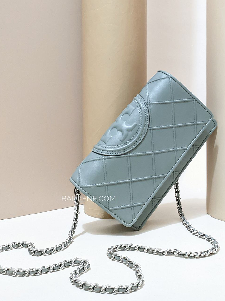 Tory-Burch-Fleming-Soft-Chain-Wallet-Blue-Clay-Balilene-detail-depan