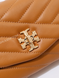 Tory-Burch-Kira-Chevron-Chain-Wallet-Squash-Balilene-detail-turnlock