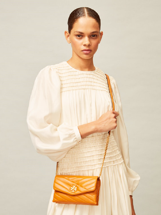    Tory-Burch-Kira-Chevron-Chain-Wallet-Squash-Balilene-onmodel