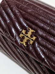    Tory-Burch-Kira-Chevron-Glazed-Mini-Bag-Fig-Balilene-detail-logo