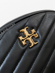    Tory-Burch-Kira-Chevron-Small-Camera-Bag-Black-Balilene-detail-logo