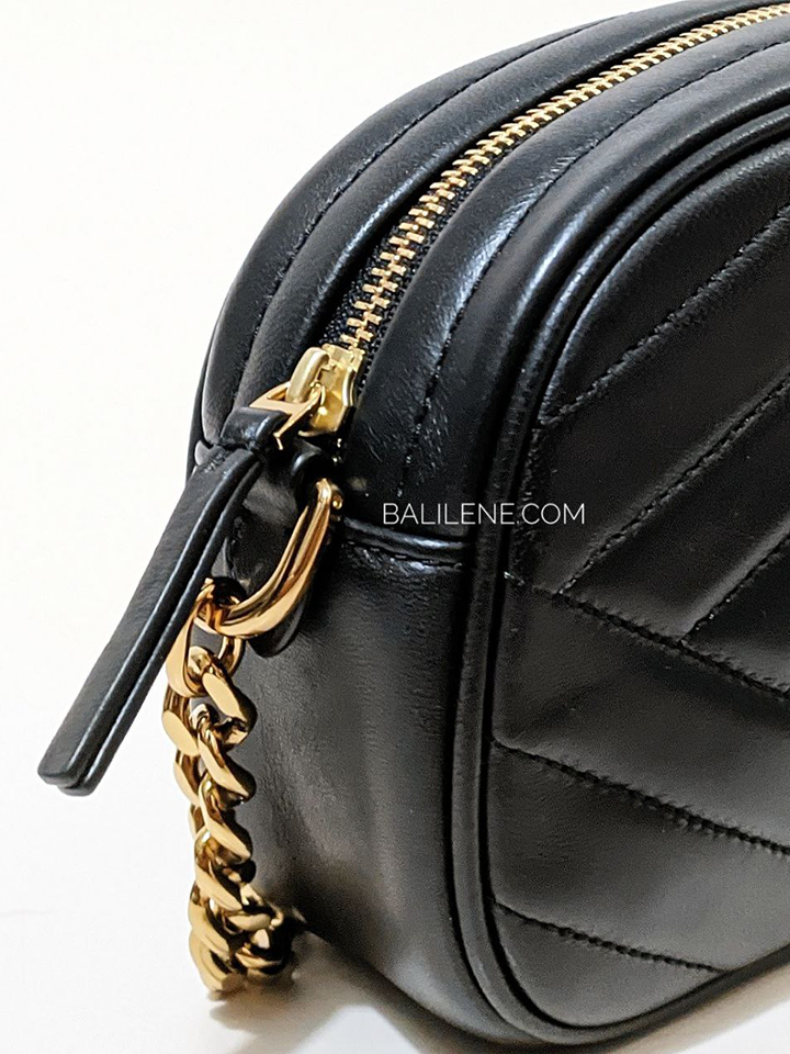    Tory-Burch-Kira-Chevron-Small-Camera-Bag-Black-Balilene-detail-samping
