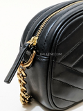    Tory-Burch-Kira-Chevron-Small-Camera-Bag-Black-Balilene-detail-samping