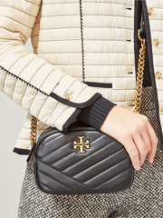       Tory-Burch-Kira-Chevron-Small-Camera-Bag-Black-Balilene-onmodel