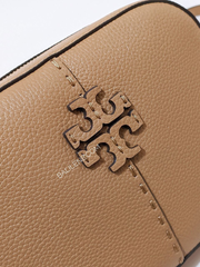 Tory-Burch-McGraw-Camera-Bag-Tiramisu-Balilene-detail-logo