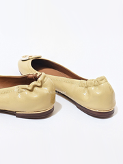    Tory-Burch-Multi-Logo-Ballet-Flat-In-Cornbread-Balilene-detail-belakang