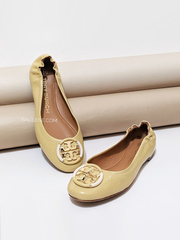    Tory-Burch-Multi-Logo-Ballet-Flat-In-Cornbread-Balilene-detail-depan