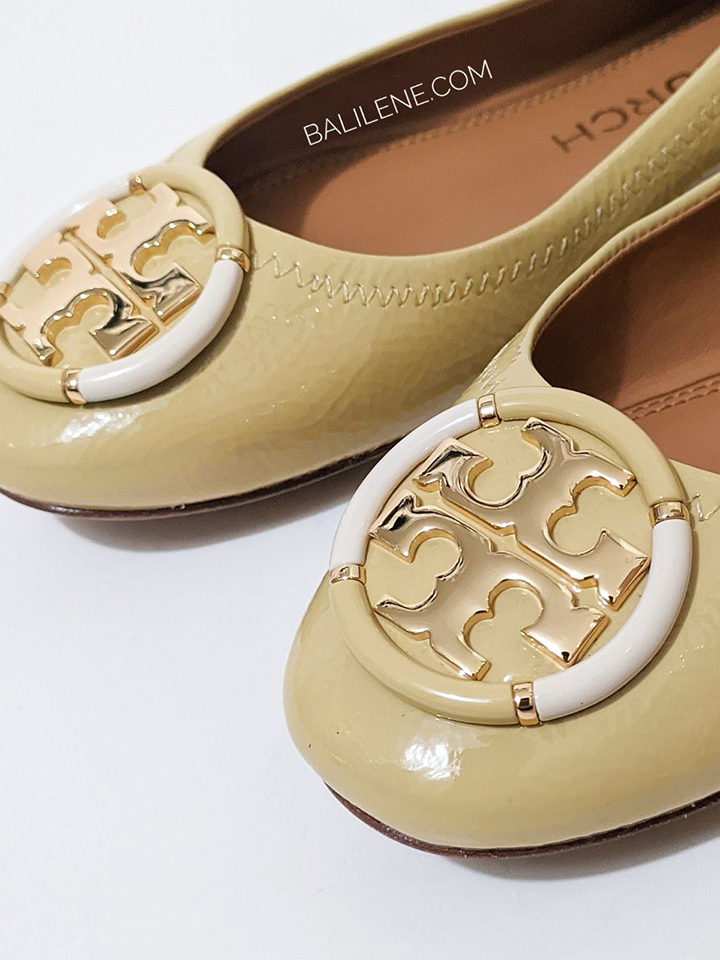    Tory-Burch-Multi-Logo-Ballet-Flat-In-Cornbread-Balilene-detail-logo