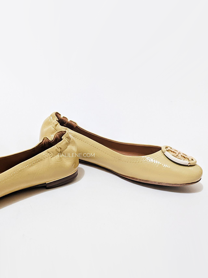 Tory-Burch-Multi-Logo-Ballet-Flat-In-Cornbread-Balilene-detail-samping